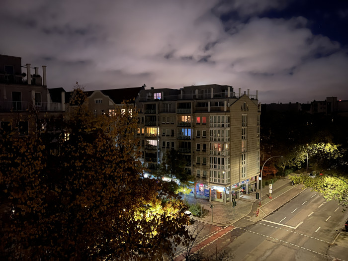 Das iPhone 13 hingegen macht im direkten Vergleich weniger gute Nachtaufnahmen. (Bild: Tobias Költzsch/Golem.de)